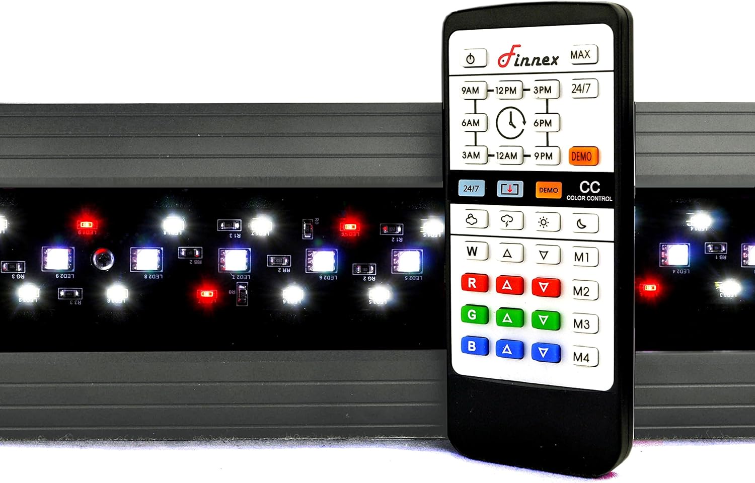 Luce LED a spettro completo Finnex Planted+ 24/7 CC sopra un acquario piantumato